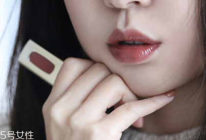 十款熱賣的奶茶色口紅推薦 飲水及飯前應(yīng)抹去口紅 十款熱賣的奶茶色口紅推薦 飲水及飯前應(yīng)抹去口紅