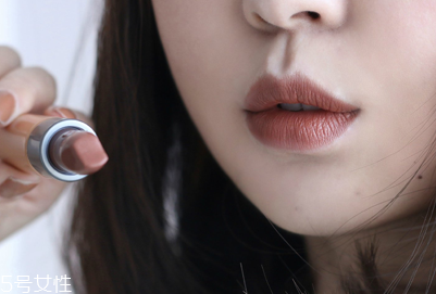 十款熱賣的奶茶色口紅推薦 飲水及飯前應(yīng)抹去口紅 十款熱賣的奶茶色口紅推薦 飲水及飯前應(yīng)抹去口紅