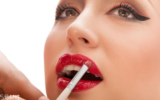口紅不掉色是含有什么成分 防止口紅脫妝的小技巧 口紅不掉色是含有什么成分 防止口紅脫妝的小技巧