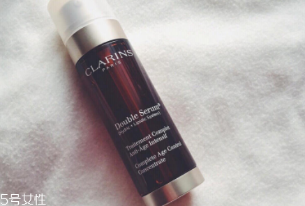 嬌韻詩雙管精華好用嗎？年輕肌膚的日常抗氧化產(chǎn)品