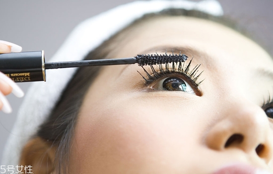 睫毛膏容易暈染怎么辦 化妝后容易脫妝解決方法 睫毛膏容易暈染怎么辦 化妝后容易脫妝解決方法