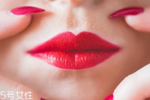 唇彩有點干了怎么辦？加礦泉水稀釋