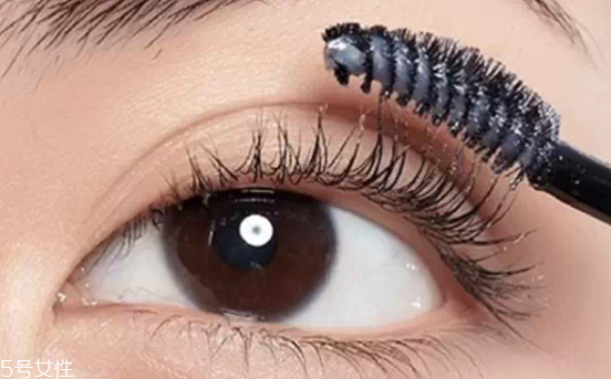 怎么刷睫毛膏才翹才長？8個步驟刷出動人電眼