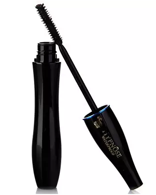 睫毛膏暈染到下眼皮怎么辦？用棉簽蘸取卸妝水擦掉