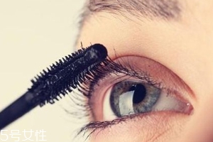 睫毛膏暈染到下眼皮怎么辦？用棉簽蘸取卸妝水擦掉