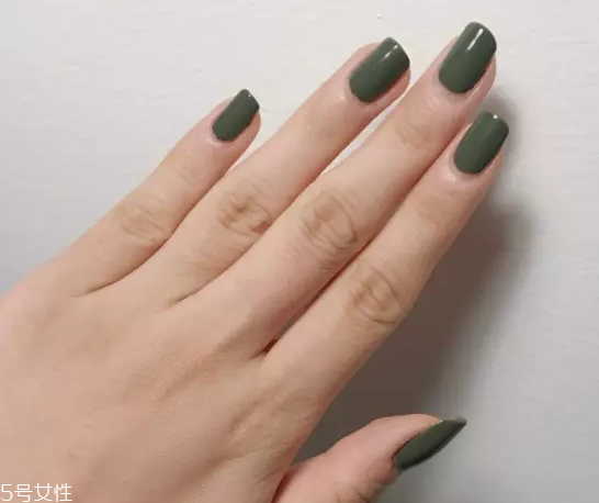 綠色指甲油配什么顏色？裸色和巧克力色是絕配