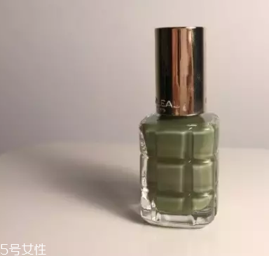 綠色指甲油配什么顏色？裸色和巧克力色是絕配
