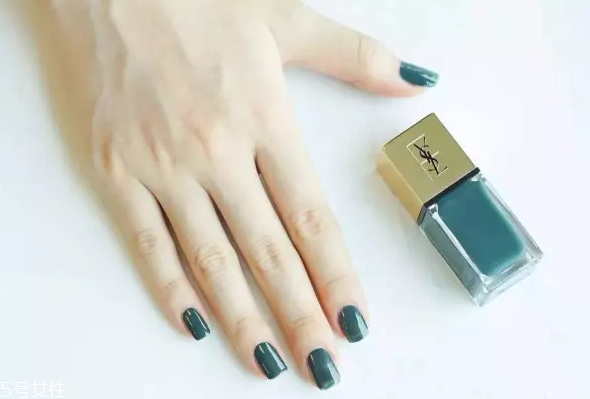 綠色指甲油配什么顏色？裸色和巧克力色是絕配