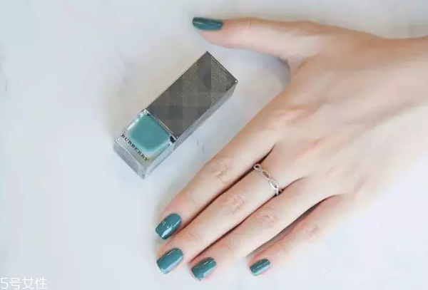 綠色指甲油配什么顏色？裸色和巧克力色是絕配