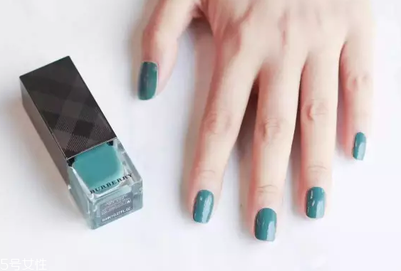 綠色指甲油配什么顏色？裸色和巧克力色是絕配