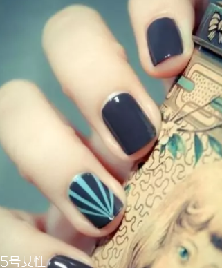 綠色指甲油顯手黑嗎？反光深綠色適合黃皮