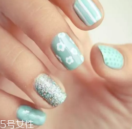 綠色指甲油顯手黑嗎？反光深綠色適合黃皮