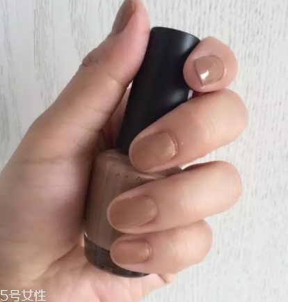 綠色指甲油顯手黑嗎？反光深綠色適合黃皮