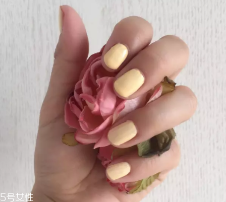 綠色指甲油顯手黑嗎？反光深綠色適合黃皮