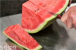 西瓜怎么切好看 擺盤(pán)裝果盒都方便