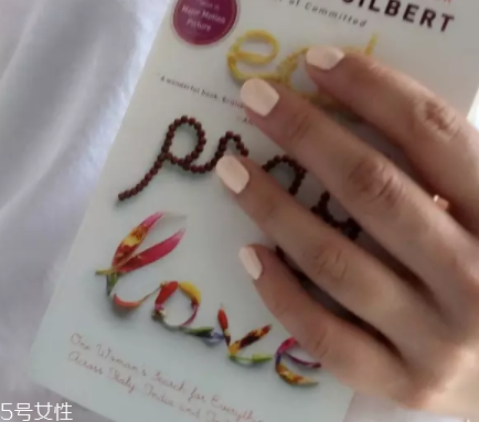 綠色指甲油顯手黑嗎？反光深綠色適合黃皮