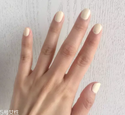 綠色指甲油顯手黑嗎？反光深綠色適合黃皮