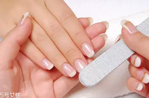 指甲油膠水怎么樣洗掉？在家卸甲油膠的4個(gè)步驟