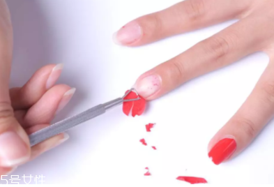 指甲油膠水怎么樣洗掉？在家卸甲油膠的4個步驟