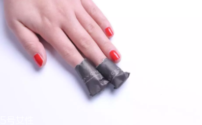 指甲油膠水怎么樣洗掉？在家卸甲油膠的4個步驟