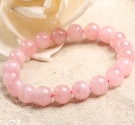 粉水晶手鏈帶哪只手？最好是左手