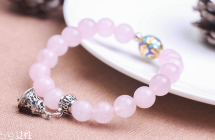 粉水晶手鏈帶哪只手？最好是左手