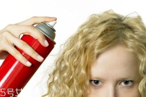 啫喱水和發(fā)膠的區(qū)別 啫喱水效果自然但不持久 啫喱水和發(fā)膠的區(qū)別 啫喱水效果自然但不持久