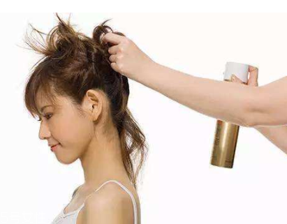 啫喱水和發(fā)膠的區(qū)別 啫喱水效果自然但不持久 啫喱水和發(fā)膠的區(qū)別 啫喱水效果自然但不持久