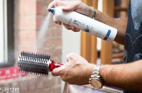 啫喱水和發(fā)膠的區(qū)別 啫喱水效果自然但不持久 啫喱水和發(fā)膠的區(qū)別 啫喱水效果自然但不持久