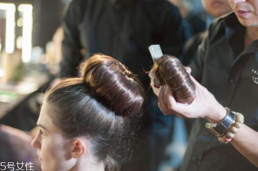 啫喱水和發(fā)膠的區(qū)別 啫喱水效果自然但不持久 啫喱水和發(fā)膠的區(qū)別 啫喱水效果自然但不持久