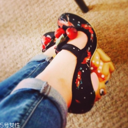 irregular choice鞋子多少錢(qián)？高跟鞋中的泥石流