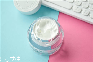 素顏霜太干怎么辦 素顏霜和防曬霜的使用方法 素顏霜太干怎么辦 素顏霜和防曬霜的使用方法