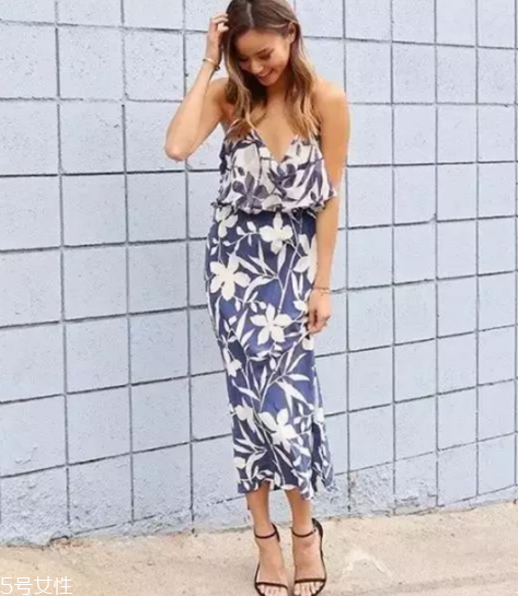 皮膚黑的女生穿什么好看？三大技巧要記住