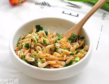 韭菜沒熟吃了會(huì)怎么樣？生韭菜很辛辣