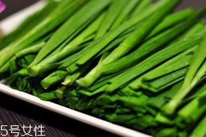 韭菜沒熟吃了會(huì)怎么樣？生韭菜很辛辣