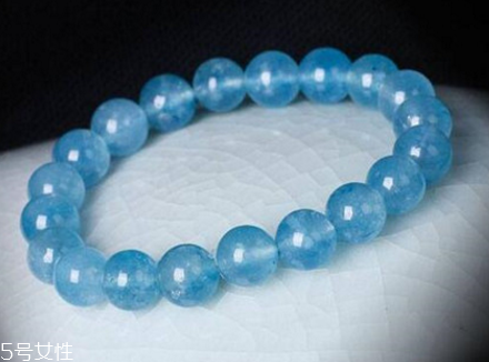 藍水晶戴哪只手？不同場合有講究