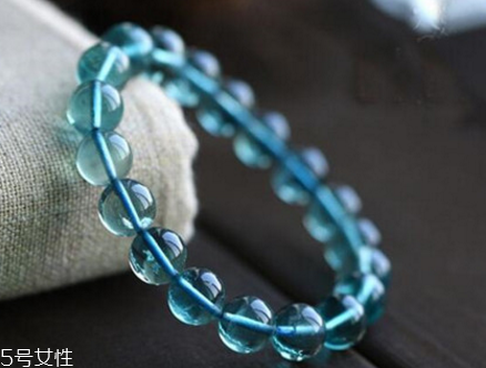 藍水晶戴哪只手？不同場合有講究