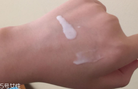 安耐曬金瓶適合干皮嗎？更適合油皮