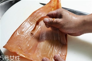 魷魚上面的膜怎么處理 魷魚上面的膜怎么處理