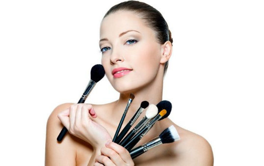 化妝后戴眼鏡眼角有印怎么辦 戴眼鏡這樣化妝 化妝后戴眼鏡眼角有印怎么辦 戴眼鏡這樣化妝