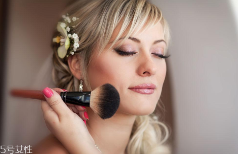 化妝后戴眼鏡眼角有印怎么辦 戴眼鏡這樣化妝 化妝后戴眼鏡眼角有印怎么辦 戴眼鏡這樣化妝