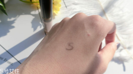 得鮮遮瑕液哪個色號好？1.5號色適合自然膚色