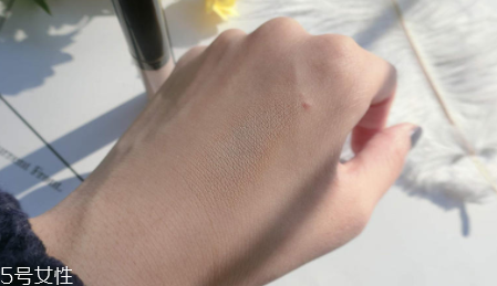 得鮮遮瑕液哪個色號好？1.5號色適合自然膚色