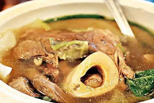 牛骨湯為什么是綠色 骨髓中的鐵造成的 牛骨湯為什么是綠色 骨髓中的鐵造成的