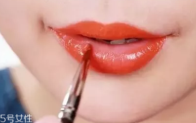 口紅干了嘴脫皮怎么辦？4步打造水潤雙唇