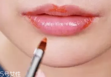 口紅干了嘴脫皮怎么辦？4步打造水潤雙唇