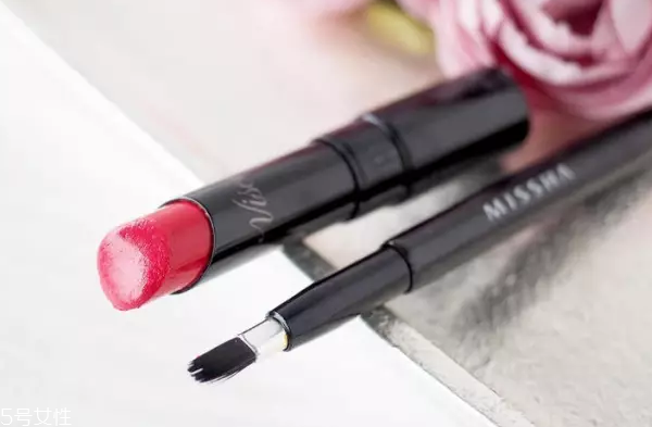 口紅干了嘴脫皮怎么辦？4步打造水潤雙唇