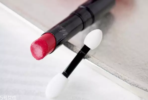 口紅干了嘴脫皮怎么辦？4步打造水潤雙唇