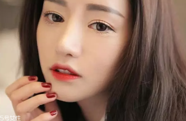 口紅干了嘴脫皮怎么辦？4步打造水潤雙唇