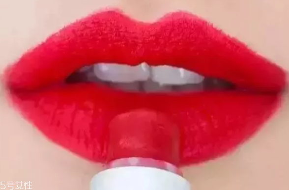 口紅干了嘴脫皮怎么辦？4步打造水潤雙唇